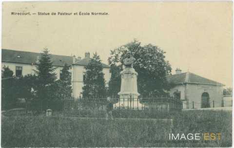 Statue de Pasteur devant l'école normale (Mirecourt)